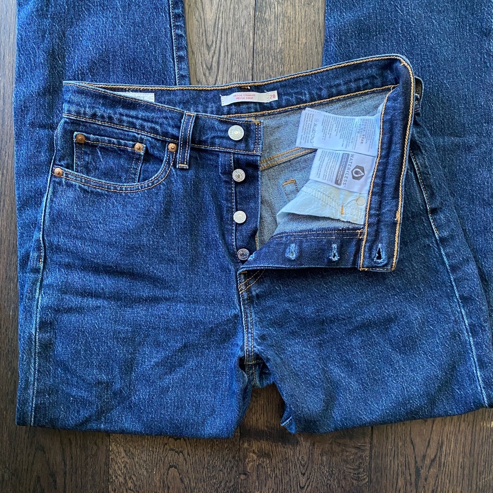 Levi’s dark wash wedgie straight jeans, size 28